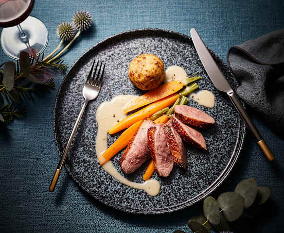 Entenbrust mit Röstzwiebel-Knödel und Möhren