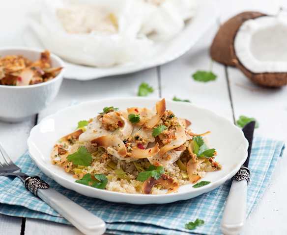 Ryba w papilotach ze świeżym kokosem, quinoa i porem