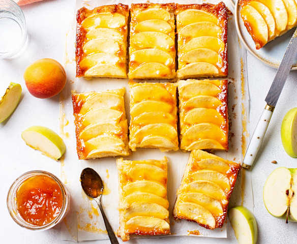 Tarta de manzana con glaseado de albaricoque