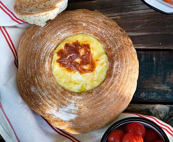 Pan de campo relleno con salsa de queso