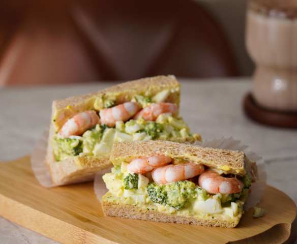 鮮蝦花椰菜蛋沙拉三明治