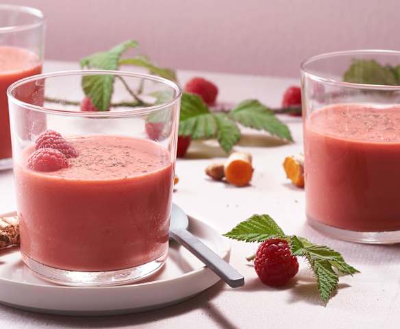 Smoothie de frambuesa y mango con cúrcuma
