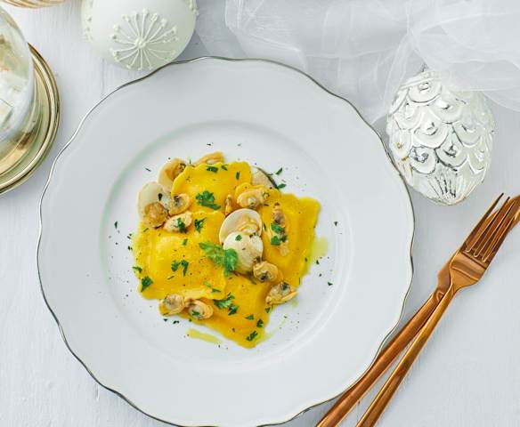Ravioli all'astice con sautè di vongole Ravioli all'astice con sautè di vongole