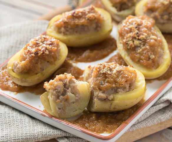 Patatas rellenas de carne con cebolla caramelizada
