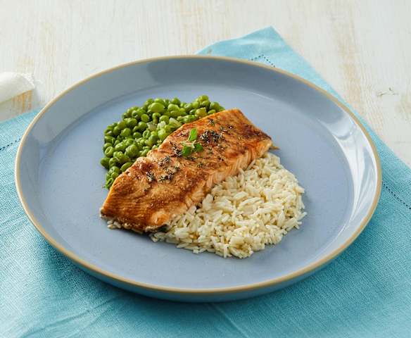 Salmone al vapore con piselli e riso Salmone al vapore con piselli e riso
