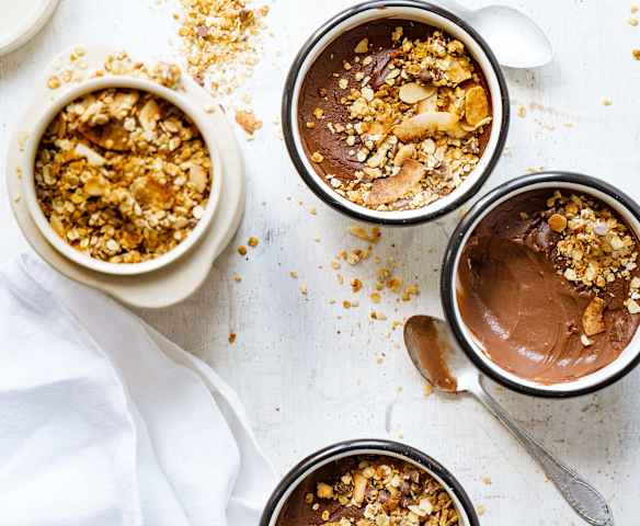 Crème au chocolat, lait de coco et granola Crème au chocolat, lait de coco et granola