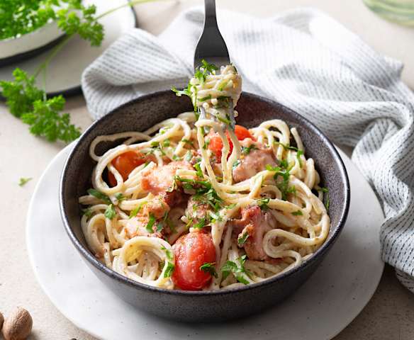 Espaguetis con bechamel, pulpo y cherrys