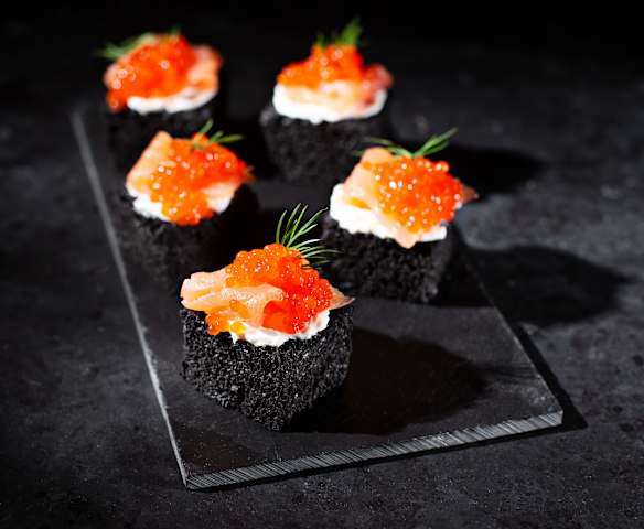 Canapés de pan negro y salmón