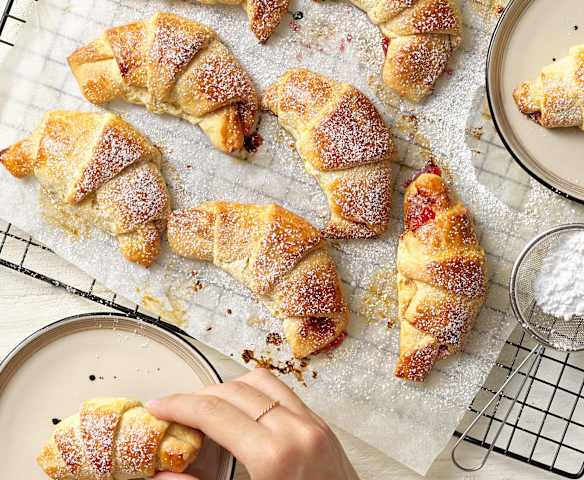 Rahmkipferl mit Marmeladefüllung