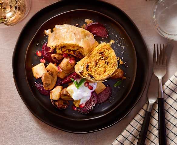Couscous-Strudel mit Röstgemüse und Minz-Granatapfel-Dressing