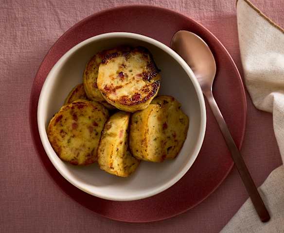 Serviettenknödel mit Speck und Zwiebeln Serviettenknödel mit Speck und Zwiebeln