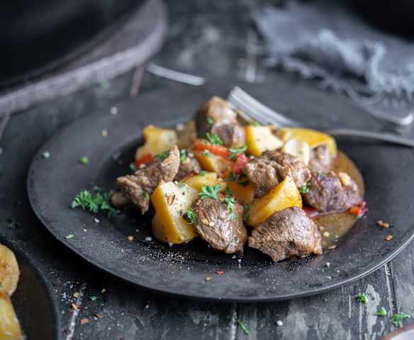 Spezzatino di vitello con peperoni rossi e patate