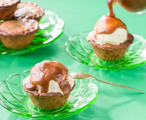 Cookies mince pie de manzana con helado y salsa de caramelo