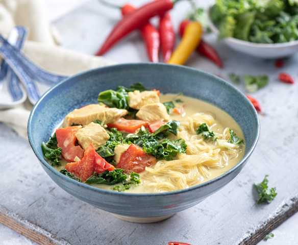 Tajska zupa z kurczakiem, jarmużem i makaronem z fasoli mung