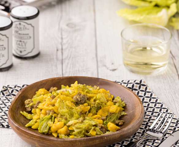 Spatzle alla curcuma con verza e salsiccia