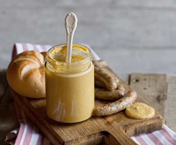 Scharfer Würstelsenf