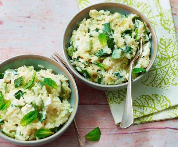 Riz pilaf aux courgettes, chèvre frais et menthe