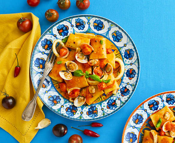 Paccheri con pomodorini, vongole e calamari Paccheri con pomodorini, vongole e calamari