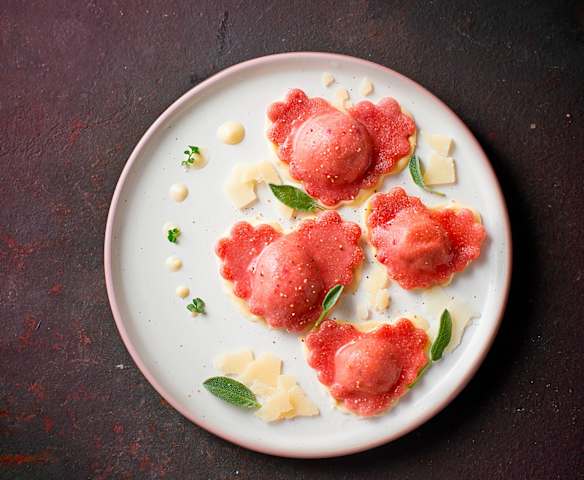 Ravioli alla rapa rossa con burro e salvia Ravioli alla rapa rossa con burro e salvia