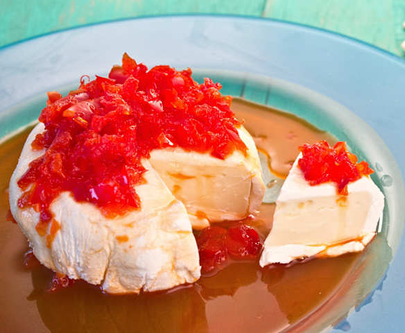 Camembert z serkiem kremowym i marynowaną papryką Camembert z serkiem kremowym i marynowaną papryką