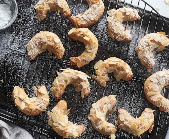 Medias lunas de mazapán