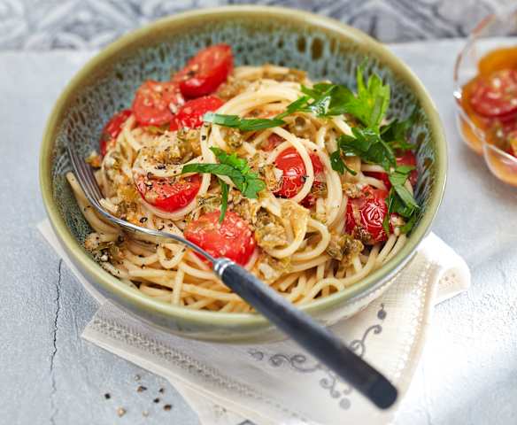 Spaghetti mit Tomaten-Kapern-Öl