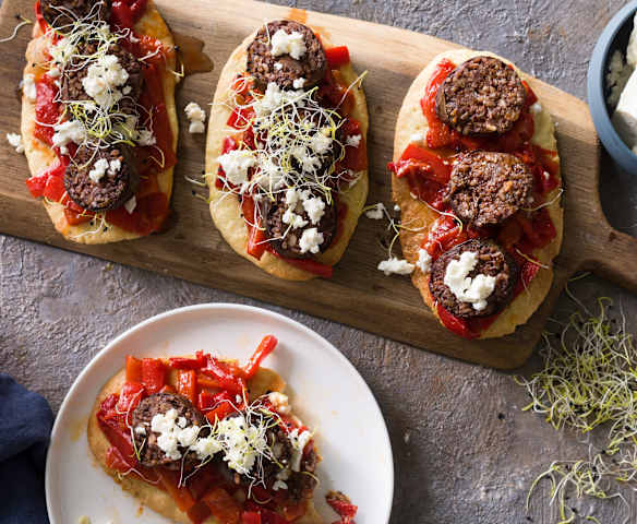 Tosta de morcilla de Burgos y pimientos salteados al vino tinto