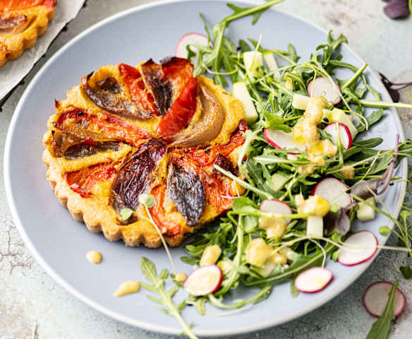 Torta salata di verdure e contorno di insalata