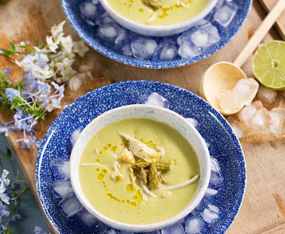 Gazpacho Thai de alcachofas y espárragos