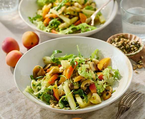 Spargelsalat mit geschmorten Pilzen, Aprikosen und Kernen