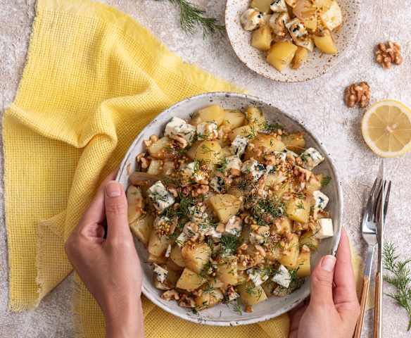 Sałatka ziemniaczana z rumienioną cebulą, orzechami i serem pleśniowym (z osłoną noża miksującego 2.0)