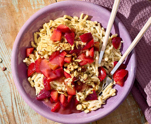 Nuss-Spätzle mit Pflaumenkompott