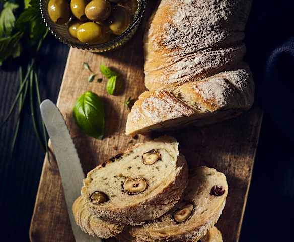 Rustikales Brot mit Nüssen und Frühlingskräutern
