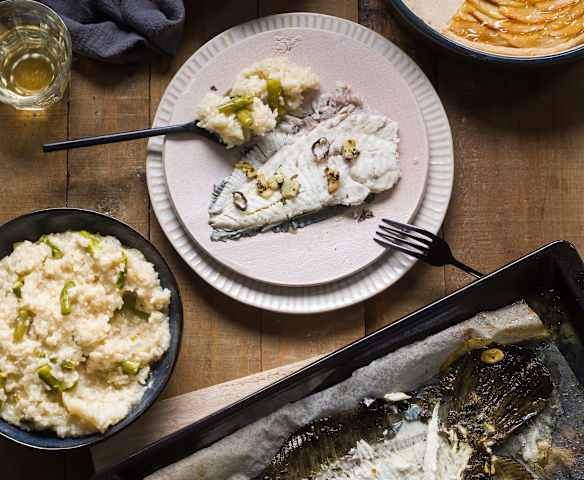 Menú: Rodaballo asado al orio con risotto de espárragos - Tarta de manzanas