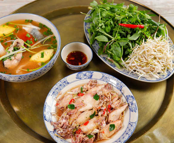 Mực hấp kiểu Thái, canh chua cá, rau ăn kèm