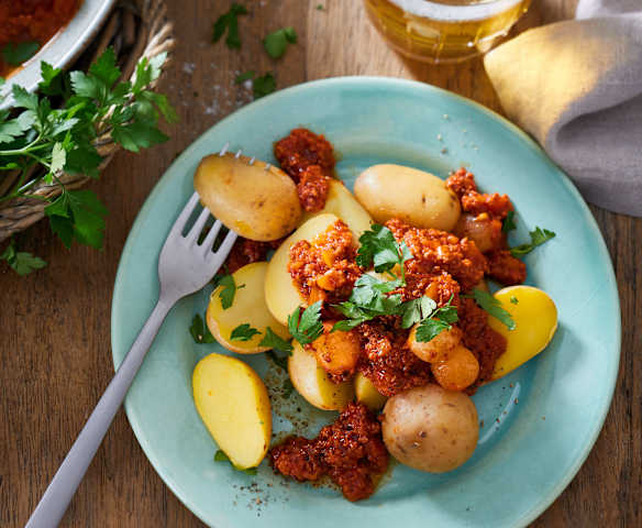 Neue Kartoffeln mit Tomaten-Hack-Stippe