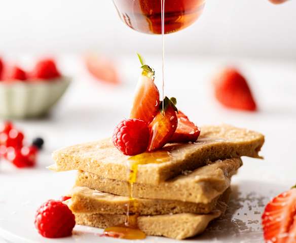 Tortita de clara de huevo con coco y frutos rojos Tortita de clara de huevo con coco y frutos rojos