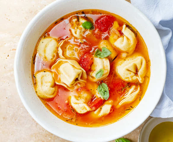 Soupe de tomates aux tortellinis de viande hachée