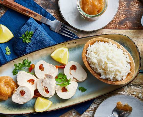 Ballotines de poulet aux tomates confites, chutney pomme-rhubarbe et riz basmati