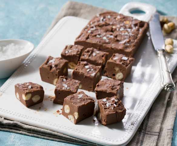 Fudge de chocolate con leche, avellanas con escamas de sal