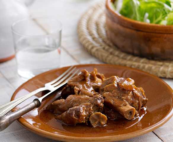 Manitas de cerdo guisadas en salsa en cocción lenta
