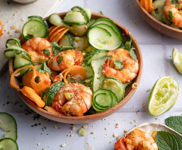 Spicy prawn salad with carrot and cucumber ribbons  (Thermomix® Spiralizer, TM6)