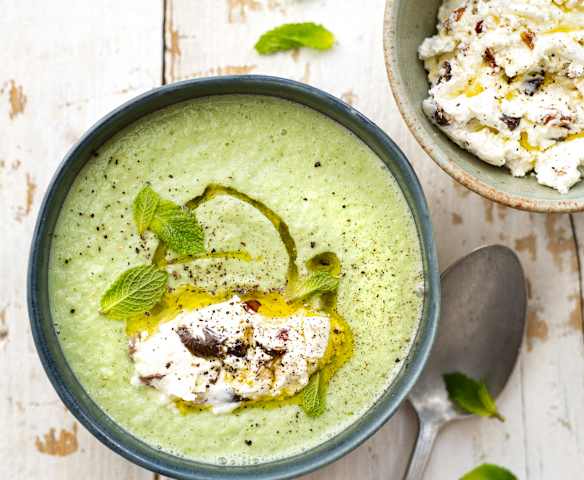 Soupe froide concombre-menthe et quenelles de chèvre frais