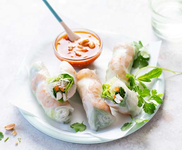 Nems de pollo y langostinos con salsa dulce de chiles y cacahuetes