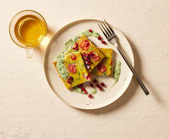 Kürbis-Omelette mit Kefir-Kräuter-Sauce und Granatapfel