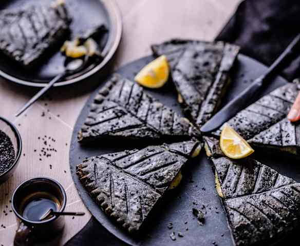 Galette des rois sésame noir et curd de yuzu