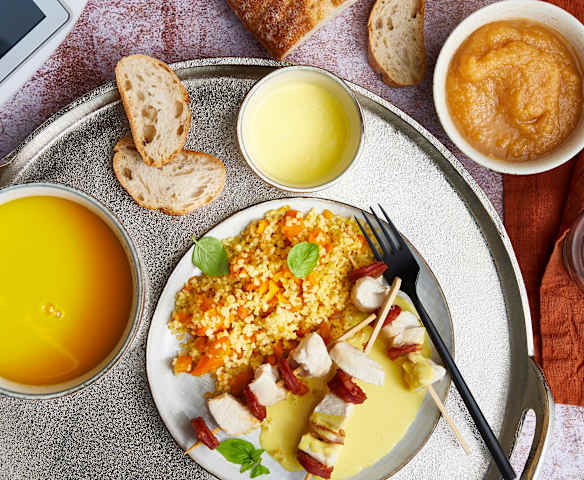 Velouté potimarron, boulgour avec carottes, brochettes poulet-chorizo et compotée pommes-cannelle Velouté potimarron, boulgour avec carottes, brochettes poulet-chorizo et compotée pommes-cannelle
