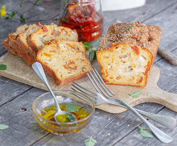 Cake aux tomates séchées et chèvre Cake aux tomates séchées et chèvre