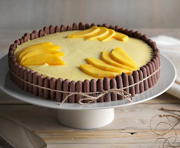 Charlota de mango con bizcocho al cacao