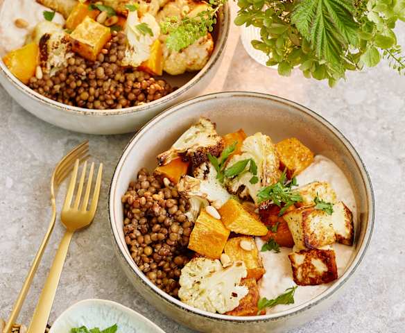 Linsen-Gemüse-Bowl mit Halloumi